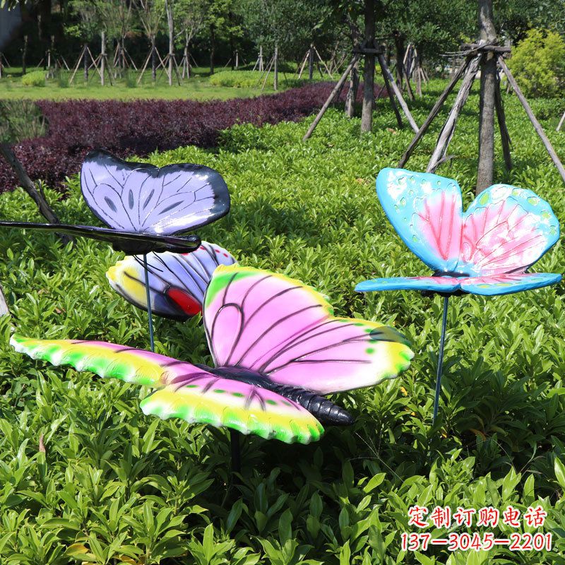 山西展翅的蝴蝶，公园草丛仿真动物装饰雕塑