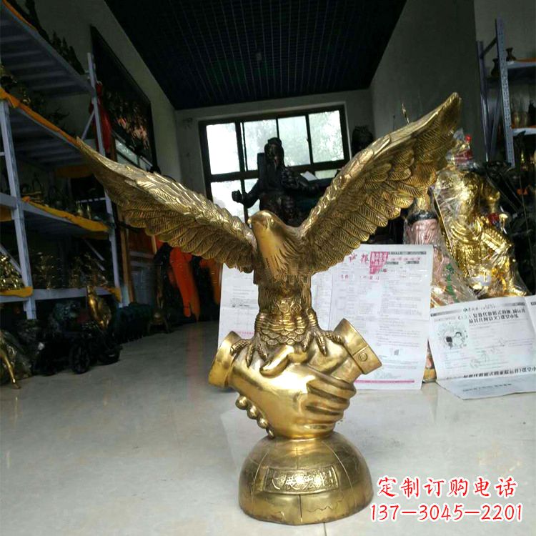 山西铸铜老鹰雕塑大展宏图