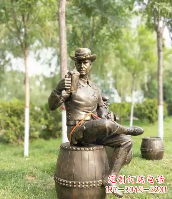 山西坐酒桶喝啤酒的牛仔铜雕