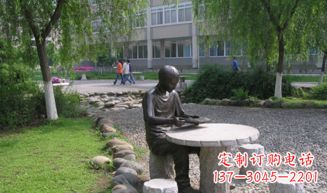 山西坐石桌凳看书的学生铜雕